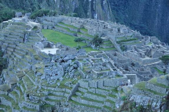 Machu Picchu, no Peru, ainda antes do sol e dos turistas chegarem às ruínas